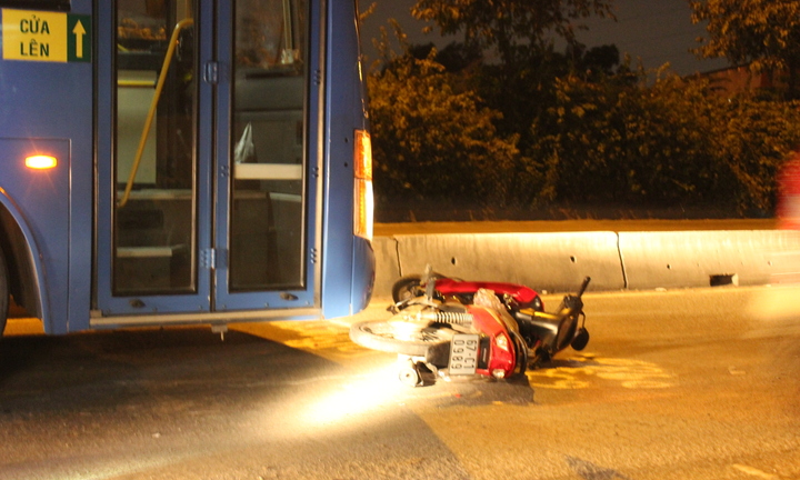 Hai tai nạn xe buýt liên tiếp, 3 người nguy kịch